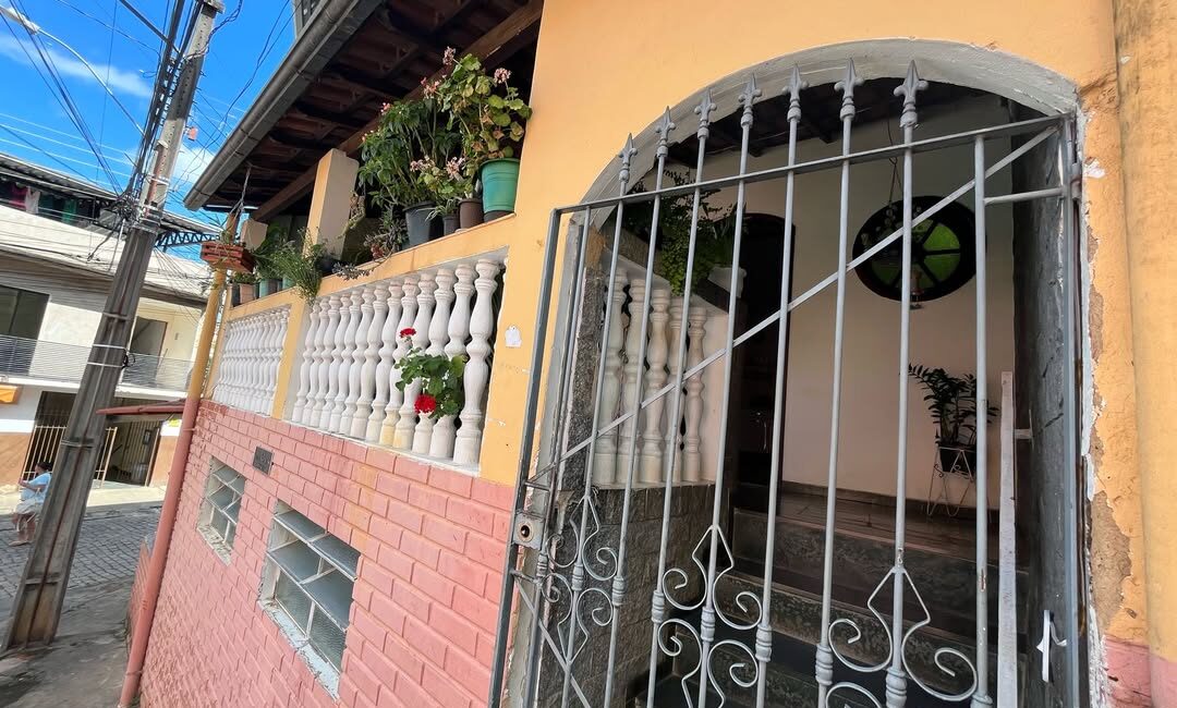 🏠 Casa com 3 quartos, varanda e terraço no Bairro São Cristóvão – Leopoldina