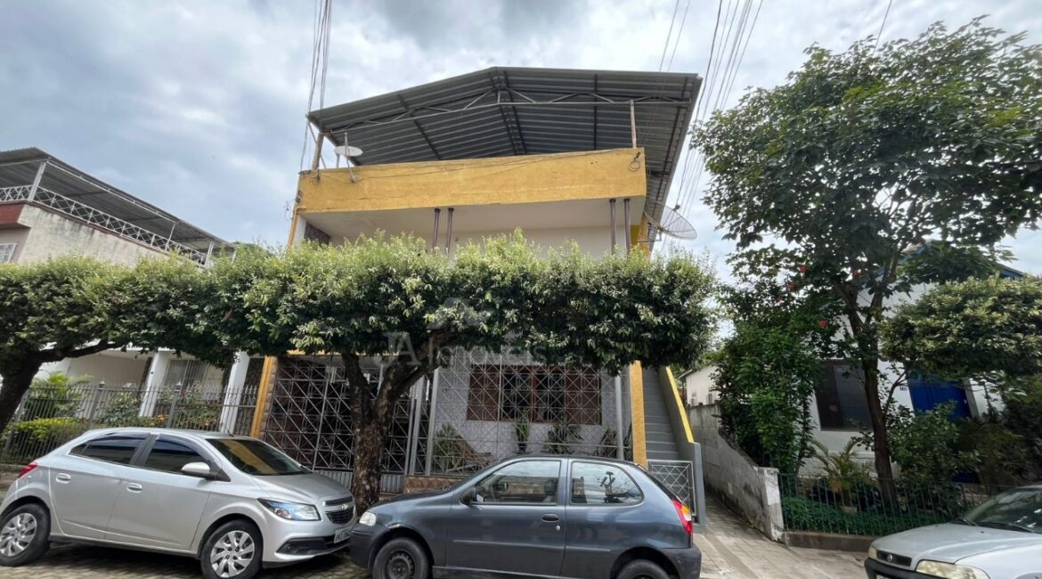 🏠Casa com 3 quartos e cobertura na Praça da Bandeira – Leopoldina