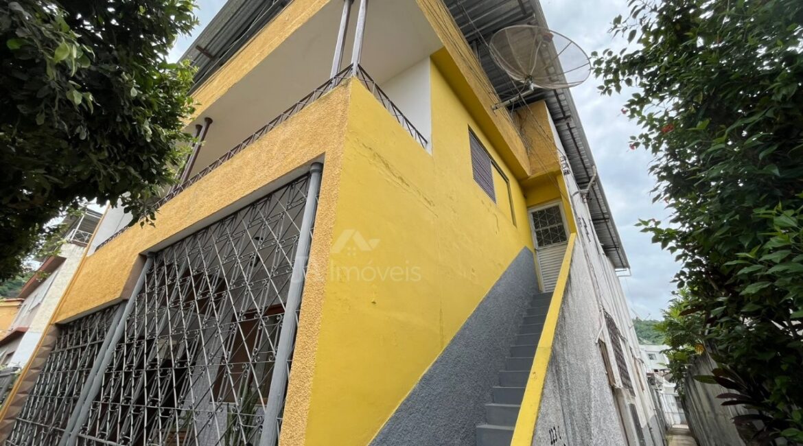 🏠Casa com 3 quartos e cobertura na Praça da Bandeira – Leopoldina