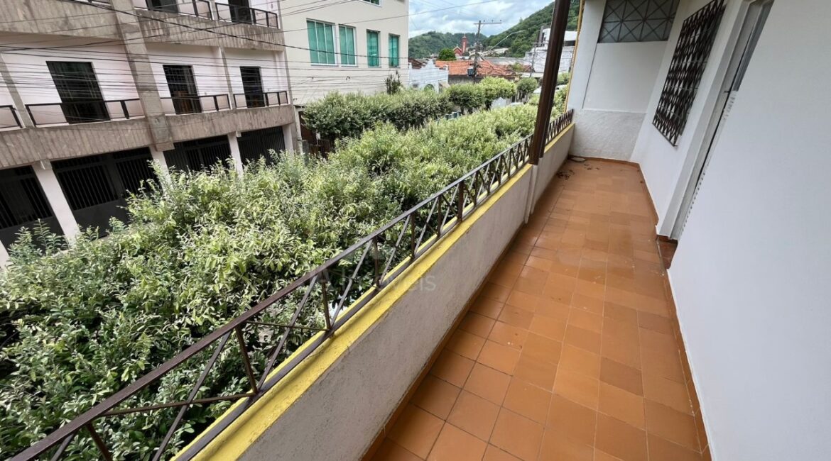 🏠Casa com 3 quartos e cobertura na Praça da Bandeira – Leopoldina