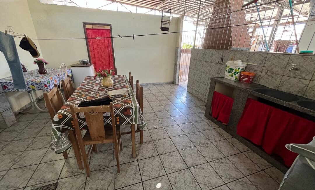 🏠 Casa com 3 quartos, varanda e terraço no Bairro São Cristóvão – Leopoldina