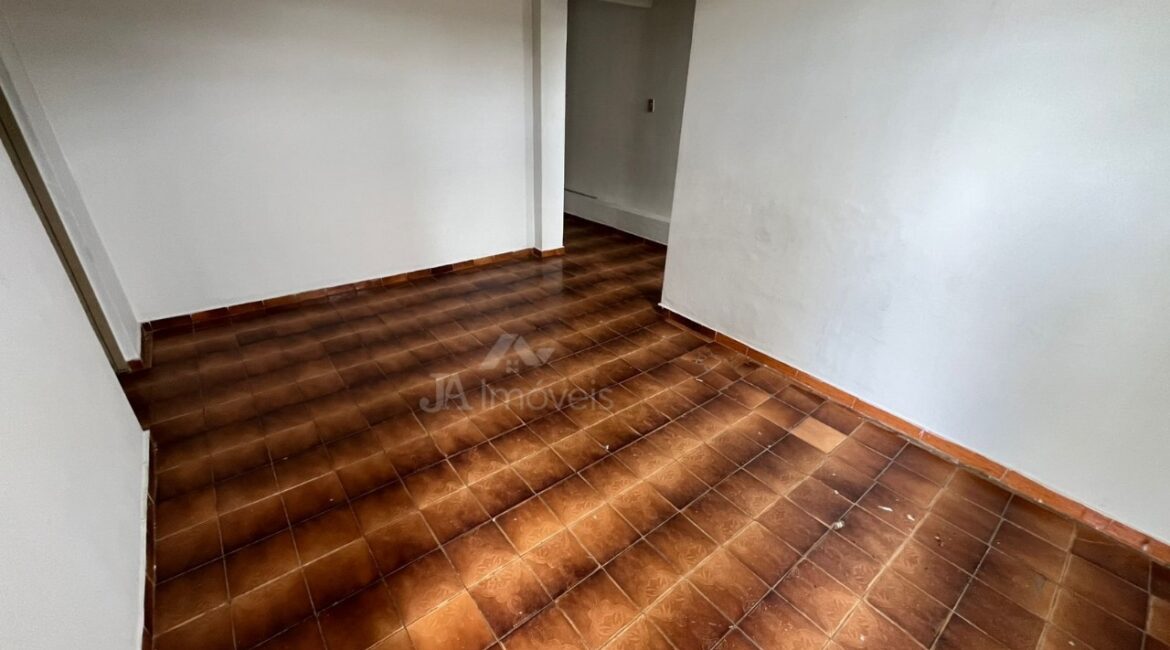 🏠Casa com 3 quartos e cobertura na Praça da Bandeira – Leopoldina