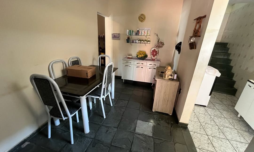 🏠 Casa com 3 quartos, varanda e terraço no Bairro São Cristóvão – Leopoldina