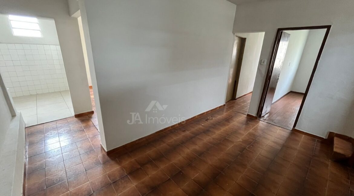 🏠Casa com 3 quartos e cobertura na Praça da Bandeira – Leopoldina