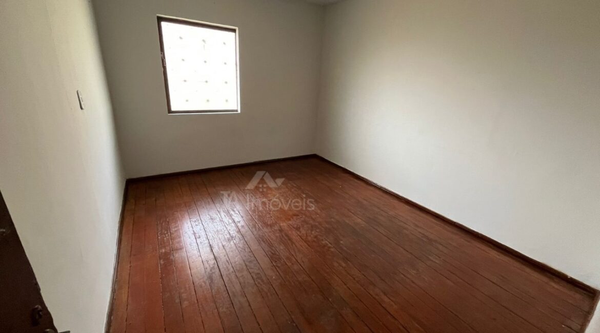 🏠Casa com 3 quartos e cobertura na Praça da Bandeira – Leopoldina