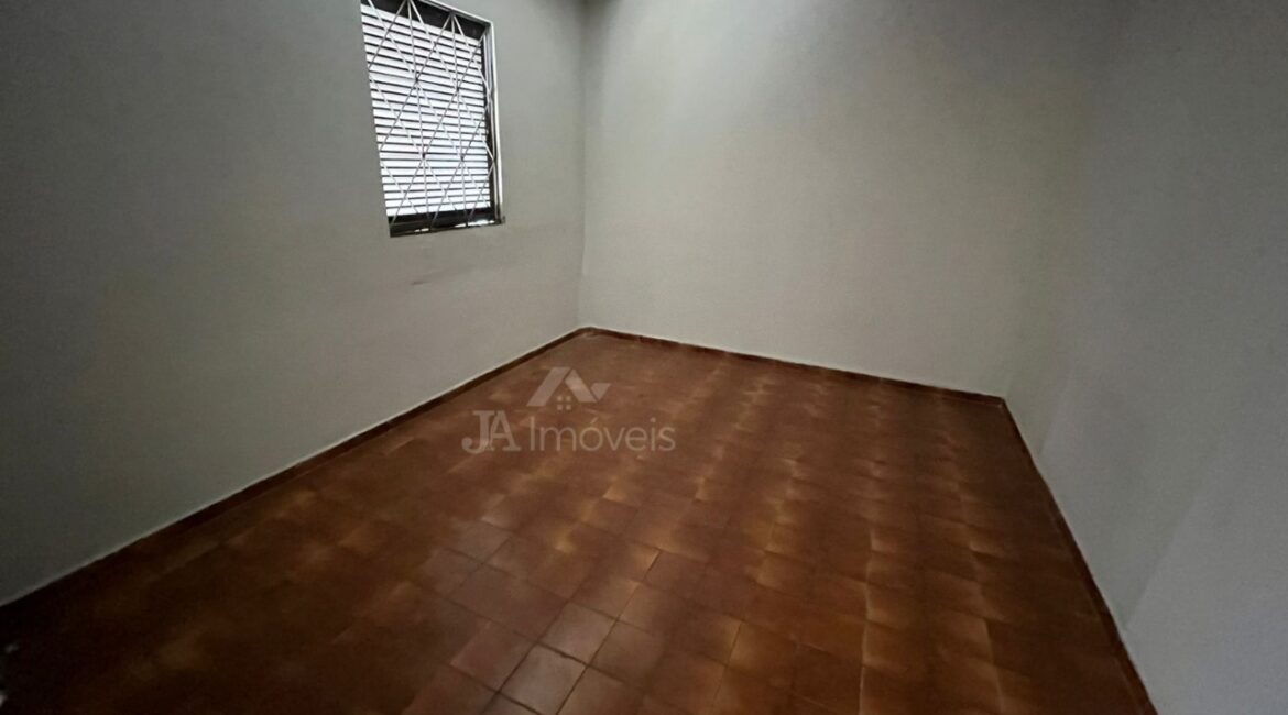 🏠Casa com 3 quartos e cobertura na Praça da Bandeira – Leopoldina