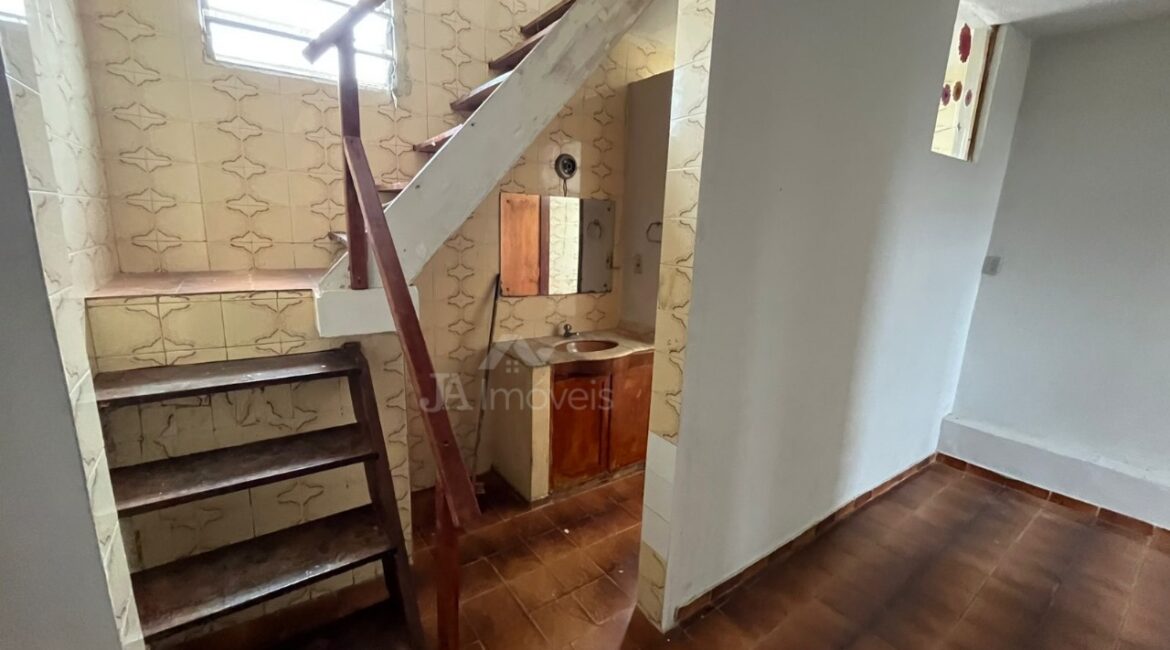 🏠Casa com 3 quartos e cobertura na Praça da Bandeira – Leopoldina