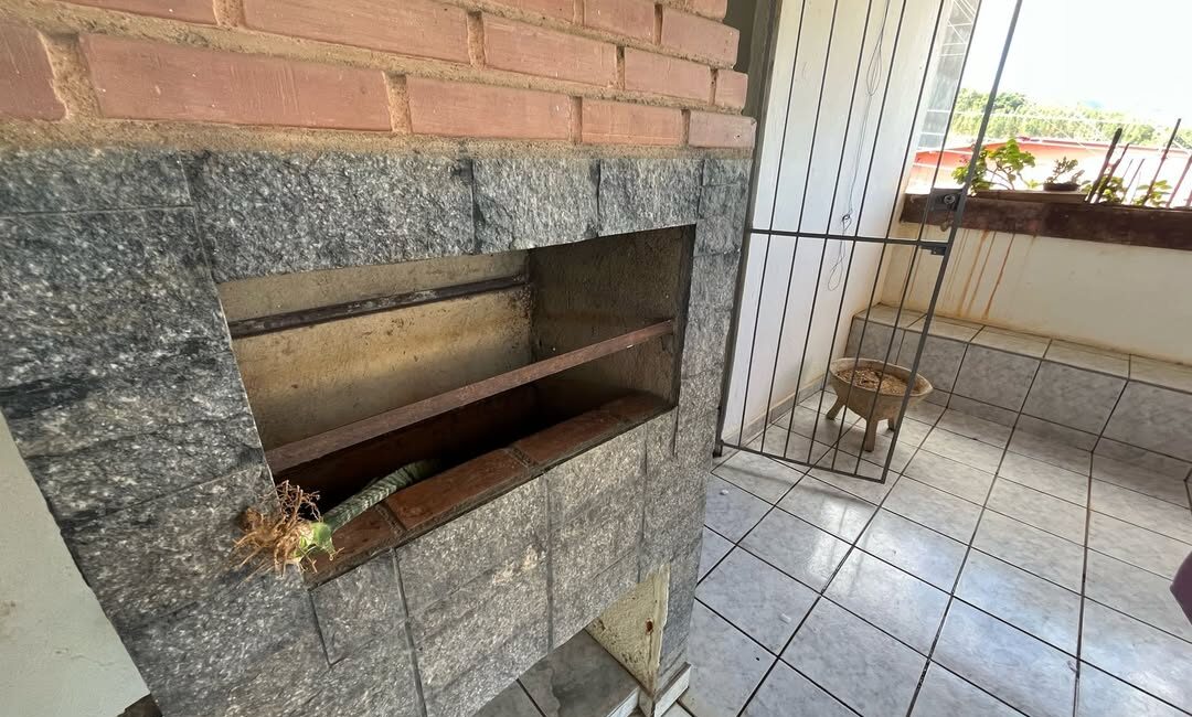 🏠 Casa com 3 quartos, varanda e terraço no Bairro São Cristóvão – Leopoldina