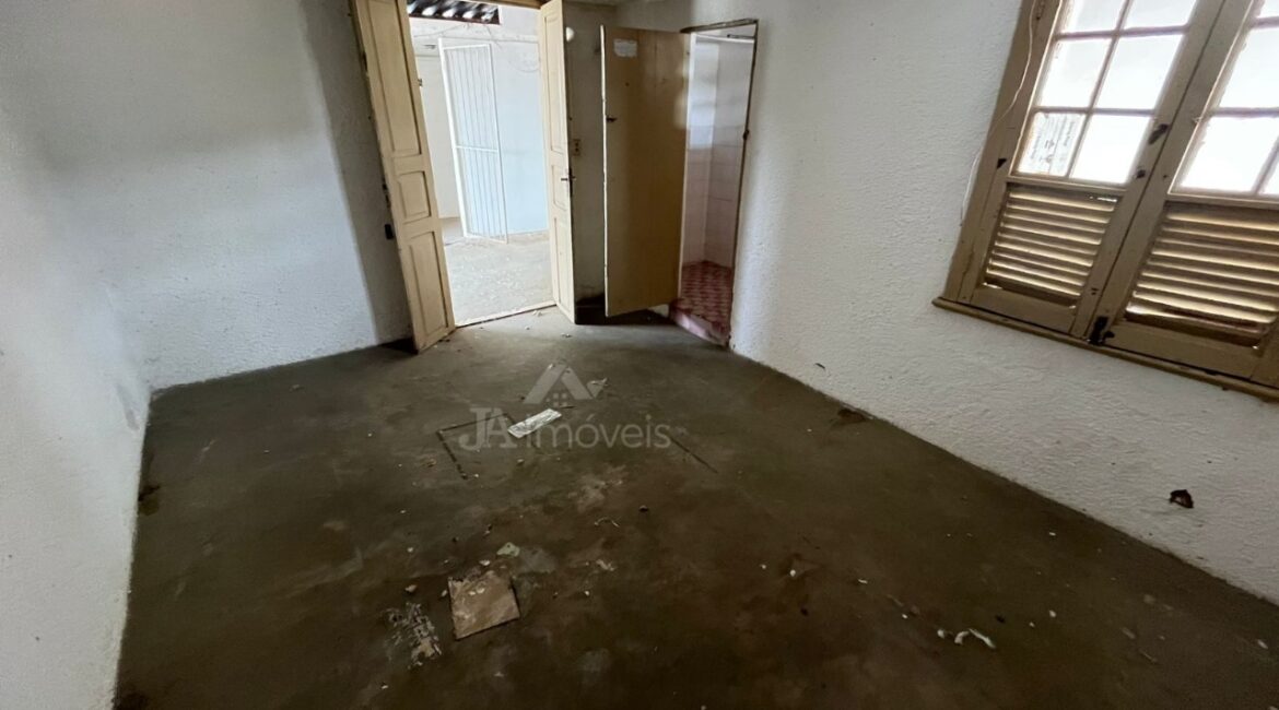 🏠Casa com 3 quartos e cobertura na Praça da Bandeira – Leopoldina