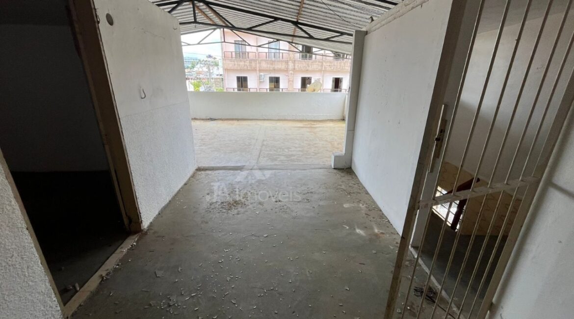 🏠Casa com 3 quartos e cobertura na Praça da Bandeira – Leopoldina