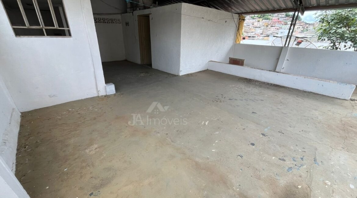 🏠Casa com 3 quartos e cobertura na Praça da Bandeira – Leopoldina