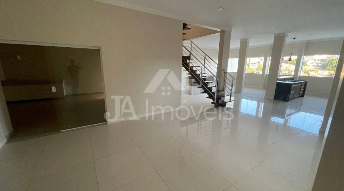 🏠 Linda casa com vista deslumbrante à venda – Bairro Esteves, Leopoldina